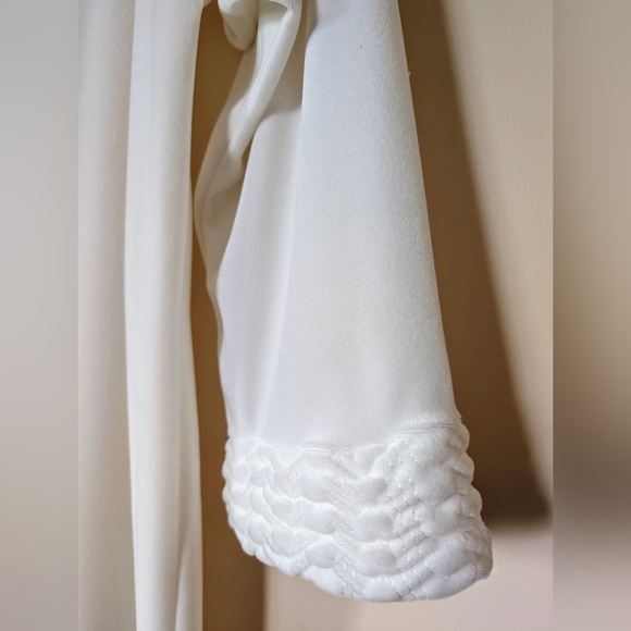 Kelly, Vintage, House white velvet coat, textured cuffs and collar, size Large. - Picture 4 of 16